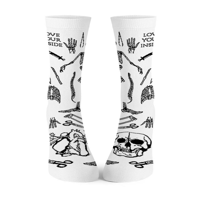Białe długie skarpety z rycinami anatomicznymi - czaszka, kości i narzędzia sekcyjne, widok od przodu, Love Your Inside
