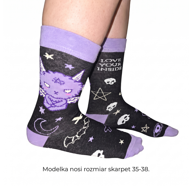 Czarne skarpetki z fioletowym Baphometem i czaszkami Love Your Inside na stopach, rozmiar 35-38