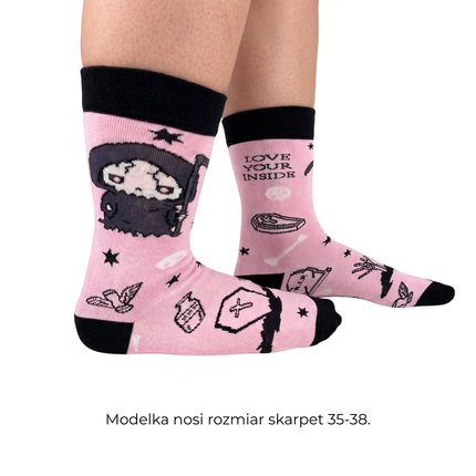 Różowe skarpetki z pastelową kostuchą i czaszkami Love Your Inside na stopach, rozmiar 35-38