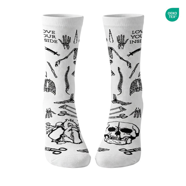 Białe długie skarpety bawełniane Love Your Inside z czarnymi ilustracjami anatomicznymi, czaszką i narzędziami chirurgicznymi, para przodem